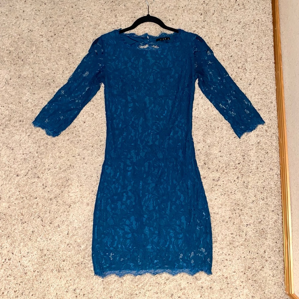 Lace mini dress with a cutout on the back